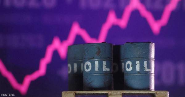 النفط يلامس قمة 3 أسابيع قبل تصريحات ترامب حول روسيا