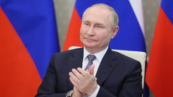 بوتين يكرّم اثنين من أبرز العلماء لمساهمتهما بتطوير لقاحات كورونا  .