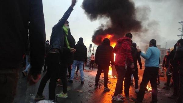 إيران.. الشرطة تهدد المتظاهرين بعد "اليوم المزعج"