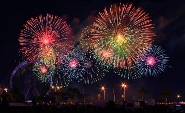 فيما الموظفون بدون رواتب.. الحوثي يحرق 450 مليون ريال في الهواء