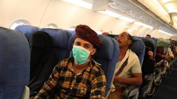 وصول دفعة ثانية.. التحالف يواصل نقل اليمنيين العالقين جواً إلى سقطرى