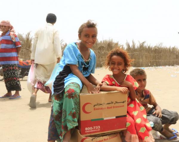 الهلال الإماراتي يسير قافلة مساعدات غذائية الى منطقة غليفقة بالساحل الغربي اليمني