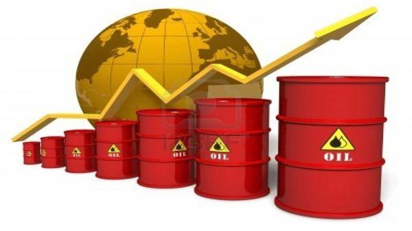 النفط يغلق مرتفعاً 1% عند أعلى مستوى في أسبوعين