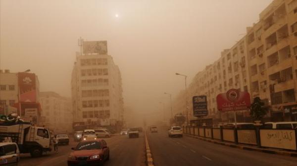 أجواء ماطرة وعاصفة رملية تضرب العاصمة المؤقتة عدن