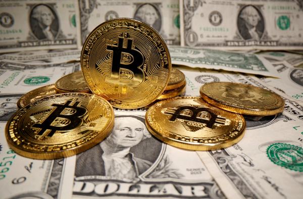 ارتفاع سعر بيتكوين إلى أعلى مستوياته منذ شهر