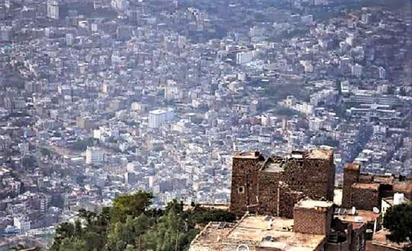 بعد جريمة الروضة.. مليشيا الحوثي تقصف حي المطار القديم بتعز