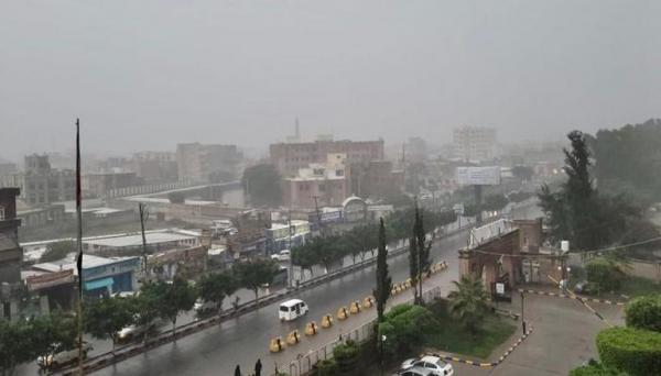 سيول الأمطار الغزيرة تقطع حركة المرور في شوارع صنعاء 