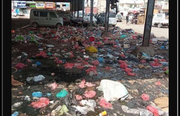 فرزة الهاشمي بعدن تتحول إلى مقلب قمامة 