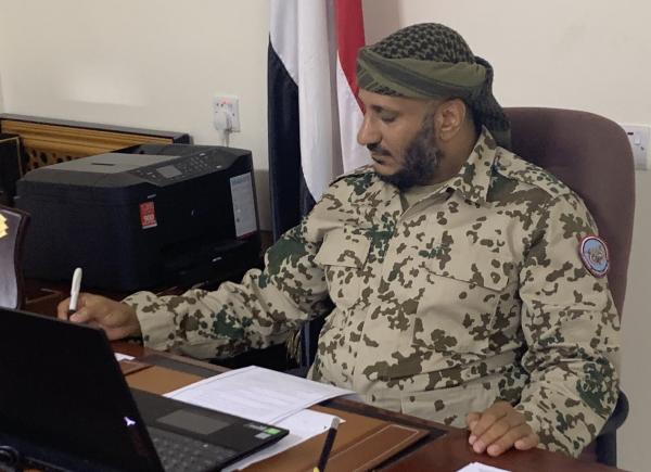 قائد المقاومة الوطنية يجري اتصالا هاتفيا بمحافظ وقائد محور تعز بشأن اقتحام ونهب منزل نازح -(تفاصيل)