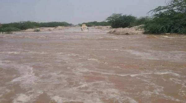 نجاة ركاب سيارة محملة بالمواد الغذائية جرفتها السيول في أبين