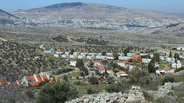 «حوارة».. ملاحقة الفلسطينيين لتأمين مرور قاطني المستوطنات الـ 5