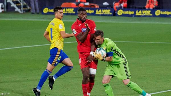 فريق كرة إسباني يسجل 12 إصابة بكورونا