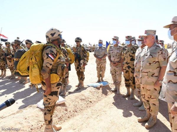 رئيس الأركان المصري يتفقد الاستعداد القتالي على حدود ليبيا