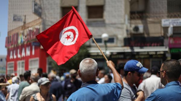 أحزاب سياسية ترحب بدستور تونس الجديد