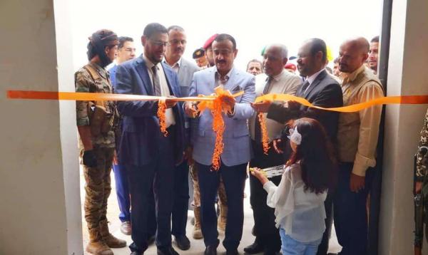 محافظ شبوة يفتتح مصنع لِتعبئة أسطوانات غاز الأكسجين 