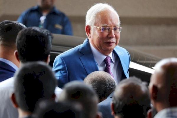 الحكم بسجن رئيس وزراء ماليزيا السابق 12 عاما