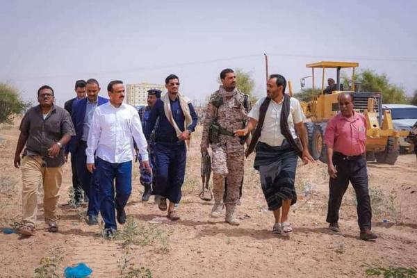 تدشين مشروع شق وسفلتة شارع الحزم في شبوة 