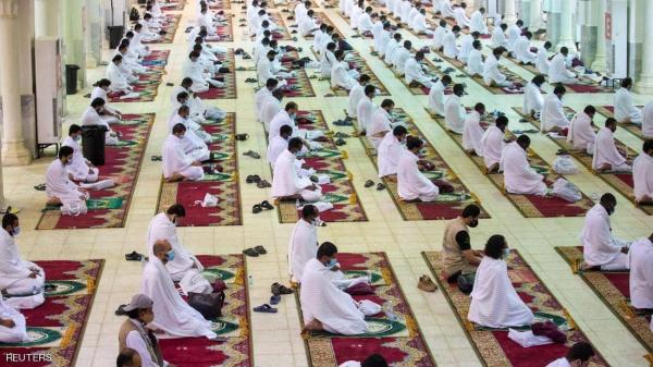 حجاج بيت الله الحرام يبدأون النفرة من عرفات