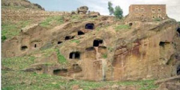 صحيفة : مليشيا الحوثي تنهب آثار وكنوز الدولة الحميرية في إب