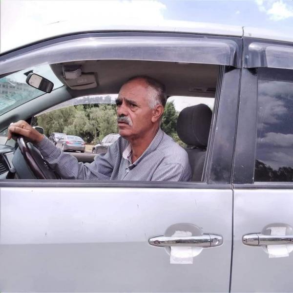 مليشيا الحوثي تدفع بدكتور جامعي للعمل سائق تاكسي