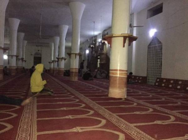 مقتل شاب وإصابة إمام جامع على يد شقيق الأخير في مسجد في دمت بإب..! – (أسماء وتفاصيل)