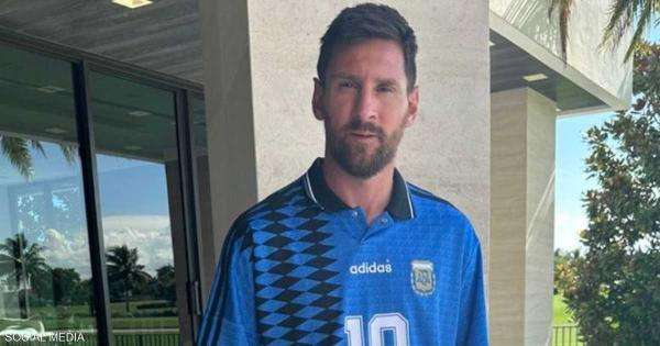 ميسي يرتدي آخر قميص لمارادونا.. هل يشارك في مونديال 2026؟