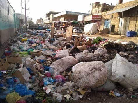 مواطنون يطالبون برفع القمامة من شوارع تعز الفرعية