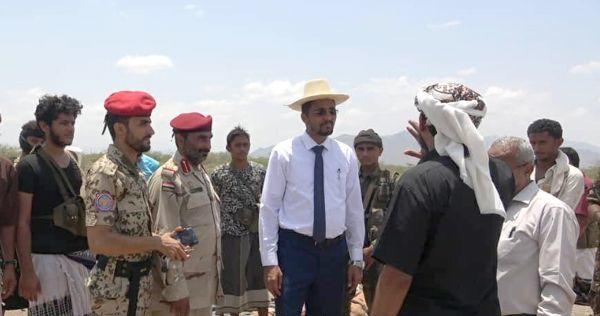 وكيل الحديدة يزور مواقع عسكرية ويشيد بأبطال القوات المشتركة في التصدي لمليشيا الحوثي