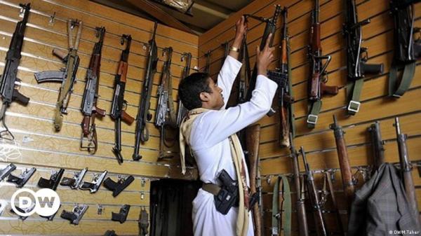 مساعٍ حوثية لتجريد المواطنين من أسلحتهم الشخصية من خلال شرعنة أسواق السلاح