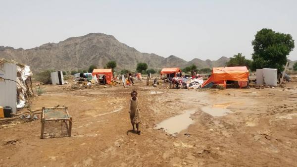 مفوضية اللاجئين تكشف أعداد الأسر المتضررة  من السيول في الحديدة وحجة