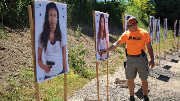 معلمون في مدارس أميركية يتدربون على استخدام السلاح لحماية تلاميذهم