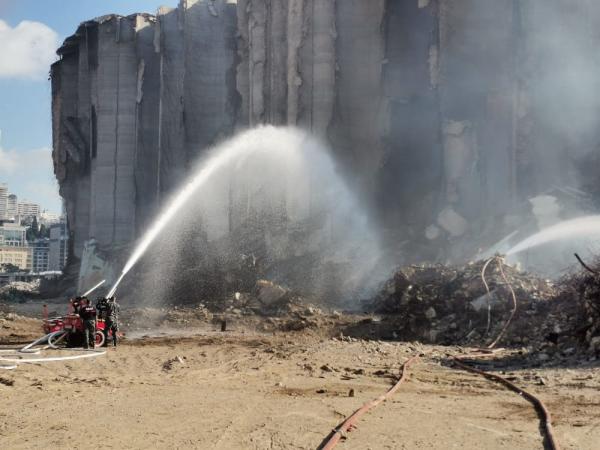 انهيار اثنتين من صوامع القمح في مرفأ بيروت