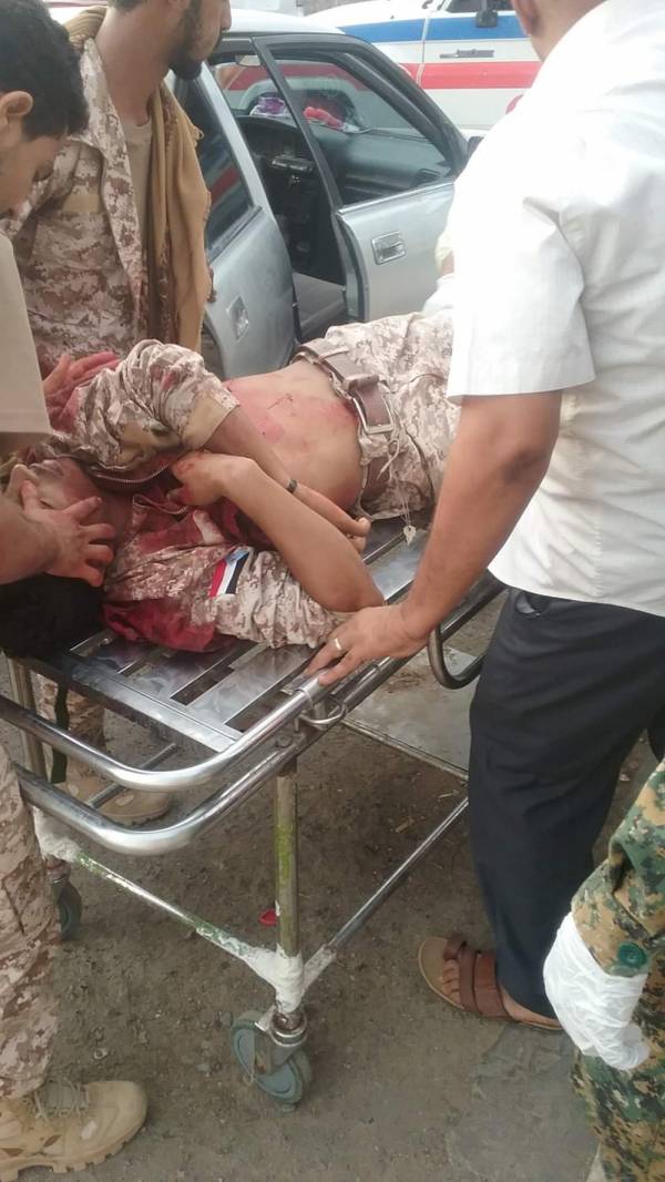 شاهد بالصور.. وصول الجرحى الى مستشفى الجمهورية بعدن بعد اشتباكات "معاشيق" و"خور مكسر"..! (صور)