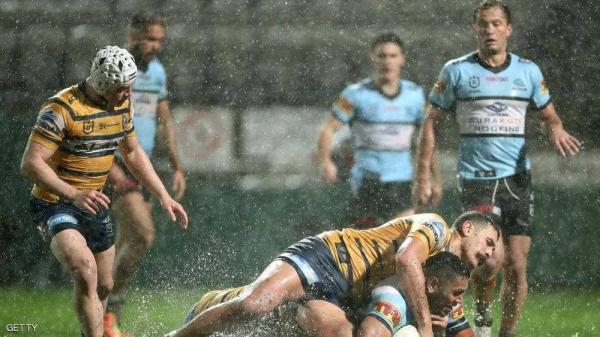 مباراة تنتهي بـ"معركة دامية".. طعن لاعب ومشجعين