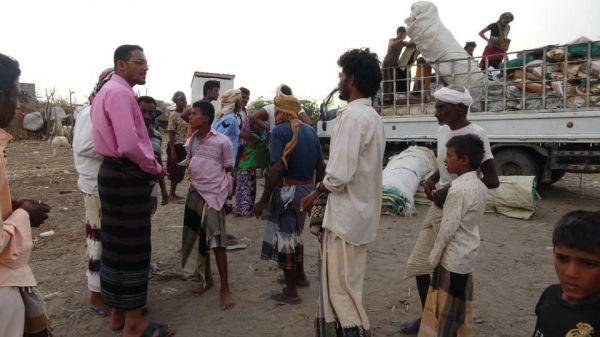 مركز الملك سلمان يوزع مساعدات إيوائية للنازحين المتضررين من السيول في جنوب الحديدة