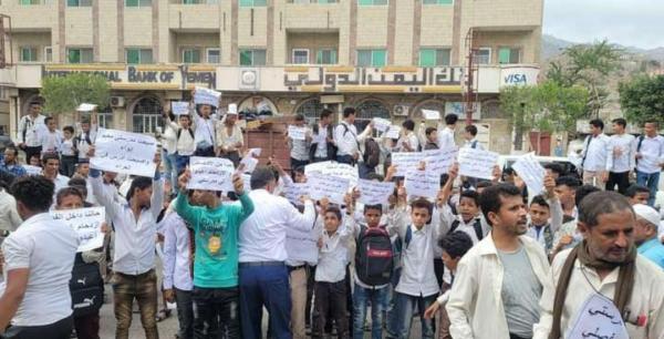 طلاب البعرارة يتظاهرون ضد متنفذ هدم سور مدرستهم 