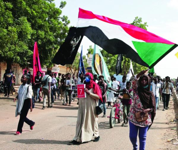 السودان.. مبادرات للخروج من عنق الزجاجة