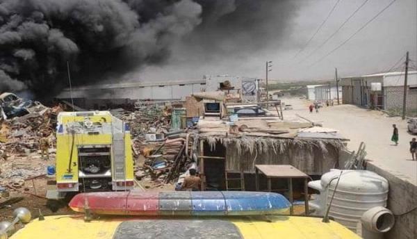 اندلاع حريق هائل في أحد مواقع السيارات الخردة في المكلا