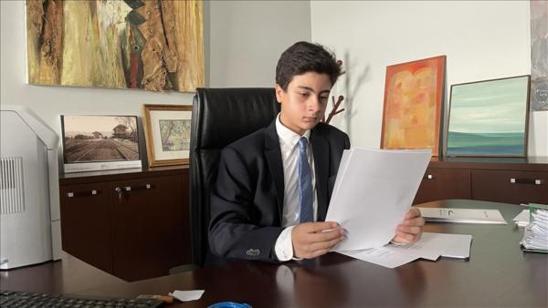 "أسكنتها زرقة عينيّ" تجعل من فتى في سن الـ 14 مستشاراً لوزير لبناني