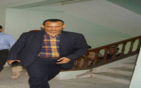 مدير المؤسسة الاقتصادية بالحديدة يدين اقتحام منزل مدير عام المؤسسة العميد السعيدي ويطالب بسرعة الافراج عن حراسته