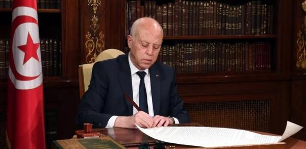 الرئيس التونسي يصادق على الدستور الجديد