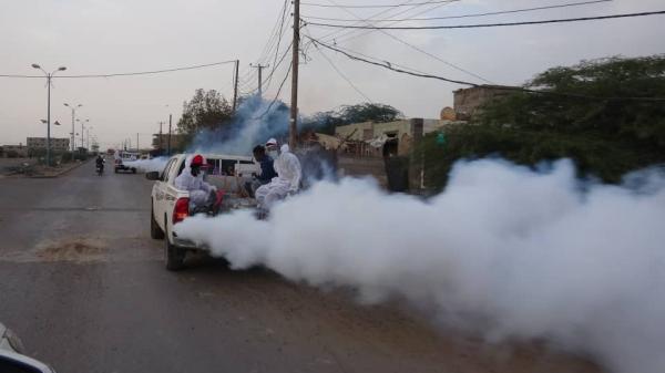 الهلال الإماراتي يدشن حملة "رش ضبابي" بمدينة المخا 