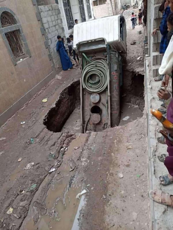 وايت ماء يسقط في بيارة بصنعاء