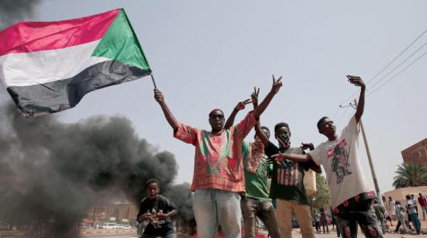 الشرطة السودانية تفرق محتجين طالبوا بـ«عودة الحكم المدني»