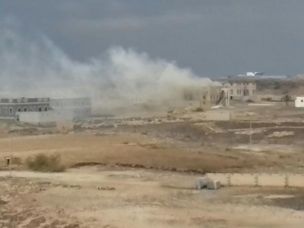 البيضاء.. دبابات الحوثي تقتل امرأة وابنتها وتدمر أكثر من 10 منازل بقصف عنيف على الزُّوب 