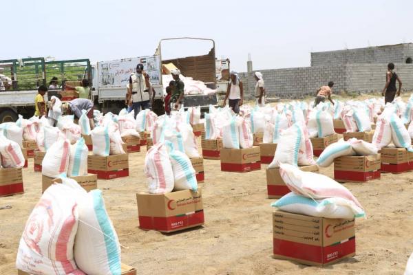 قافلة إغاثة إماراتية تصل المسني الواقعة تحت "خط النار"  بالحديدة 