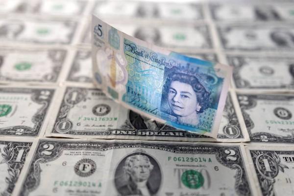 الجنيه الإسترليني يقترب من أعلى مستوى له مع تراجع الدولار