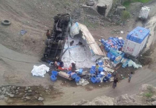 انقلاب دينة محملة بالأسماك تقطع طريق القبيطة