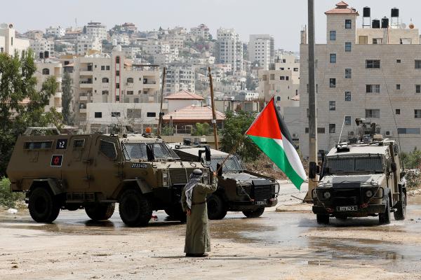 الجيش الإسرائيلي يقصف منزلاً في مخيم طولكرم ويقتل شاباً فلسطينياً