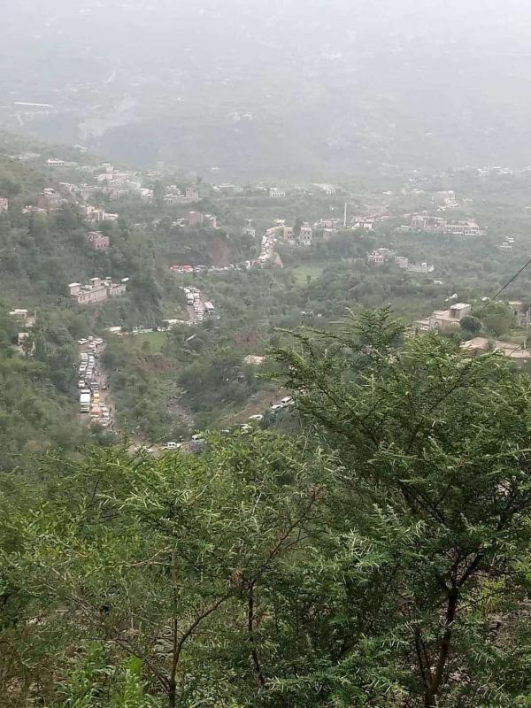 سائقو شاحنات النقل في تعز يهددون بوقف العمل والإضراب الشامل 